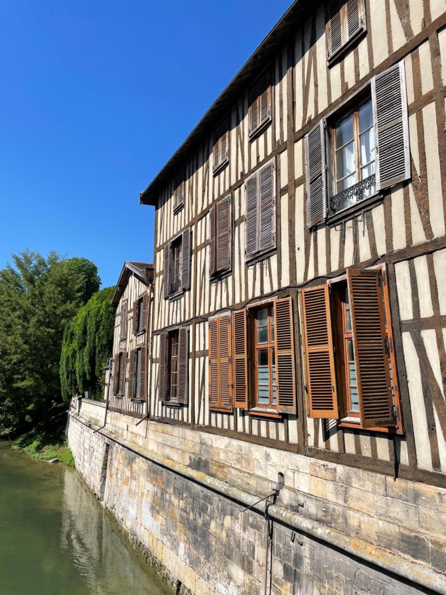 Apartment A1 Champagne Loft - 105 M2 6 Personnes - Place De La Republique - En Champagne *